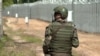 Сотрудник Государственной пограничной службы Литвы патрулируют территорию