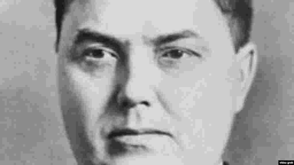 Георгий Маленков (тогда - зампредседателя Совета министров СССР) - американский актер Джеффри Тамбор. Тамбор известен своими ролями в комедийных сериалах&nbsp;Arrested Development и The Larry Sanders Show. Маленков многими на момент смерти Сталина считался преемником "вождя народов": именно он занял его кабинет и первым выступил на похоронах. Близкий друг Берии и Ежова: историки считают его одним из главных вдохновителей и идеологов репрессий конца 30-х и "Ленинградского дела" 