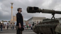 Мужчина на выставке уничтоженной и захваченной российской техники в Киеве 20 августа 2022 года