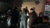 Задержание протестующих во дворе дома в Петербурге в ночь со 2 на 3 февраля 2020 года