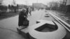 СССР. Москва. 1 ноября 1990 г. Металлический серп и молот, сломанный вместе с Доской почета, в районе Киевского вокзала