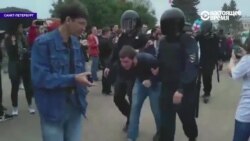 Задержания в Петербурге, полиция несет и ведет протестующих
