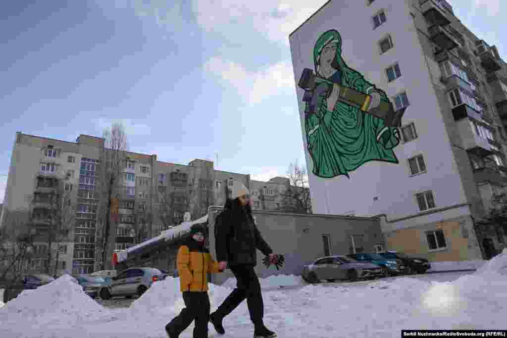 Мурал "Святая Джавелина", созданный после появления интернет-мема – женская фигура держит в руках противотанковый комплекс FGM-148 Javelin. Когда это граффити появилось в Киеве, оно вызвало протест Всеукраинского совета церквей, так как работа выполнена в стиле, напоминающем иконопись. Власти Киева после этого приняли решение закрасить нимб. В интернете при этом "Святую Джавелину" продолжают изображать с нимбом