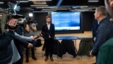 Томаш Вондрачек во время встречи с премьер-министром Чехии Андреем Бабишем, который приехал посмотреть на работу программистов-добровольцев
