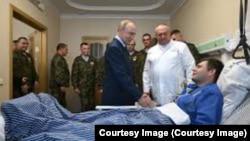Путин посещает военные госпитали