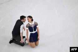 Французские фигуристы Павел Ковалев и Камилла Ковалева выступают в короткой программе парного фигурного катания на зимних Олимпийских играх 2026 года в Милане, 6 февраля 2026 года. Фото AFP