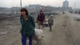 Мирные жители в Грозном, апрель 1995 года