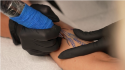 Украинцы набивают татуировки в память о погибших родных и оккупированном доме