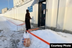 Женщина пытается передать передачу арестованному в спецприемник на Окрестина в Минске