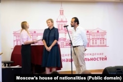 Франческо Гарсия (крайний справа) и Анна Усова (в центре) на мероприятии в Московском доме национальностей