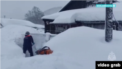 Спасатель откапывает от снега вход в частный дом в Петропавловске-Камчатском