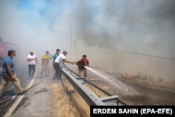 Пожарные и добровольцы тушат огонь в районе Мармариса, 1 августа 2021 года. Фото: EPA-EFE