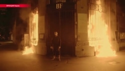 Петр Павленский поджег здание Банка Франции на площади Бастилии в Париже