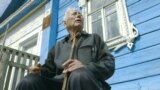 Неизвестная Россия: 93-летний ветеран 10 лет не дает канализации затопить свой дом