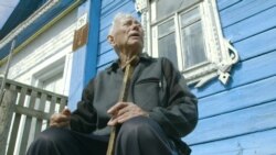 Неизвестная Россия: 93-летний ветеран 10 лет не дает канализации затопить свой дом