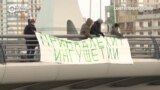 На мосту Кадырова в Петербурге вывесили баннер "Принадлежит Ингушетии"
