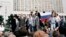 Борис Ельцин и другие противники попытки госпереворота августа 1991 года у Белого Дома в Москве