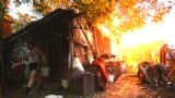 Житель Донецка спасает имущество после перестрелки между украинскими военнослужащими и сепаратистами, 9 июня 2015