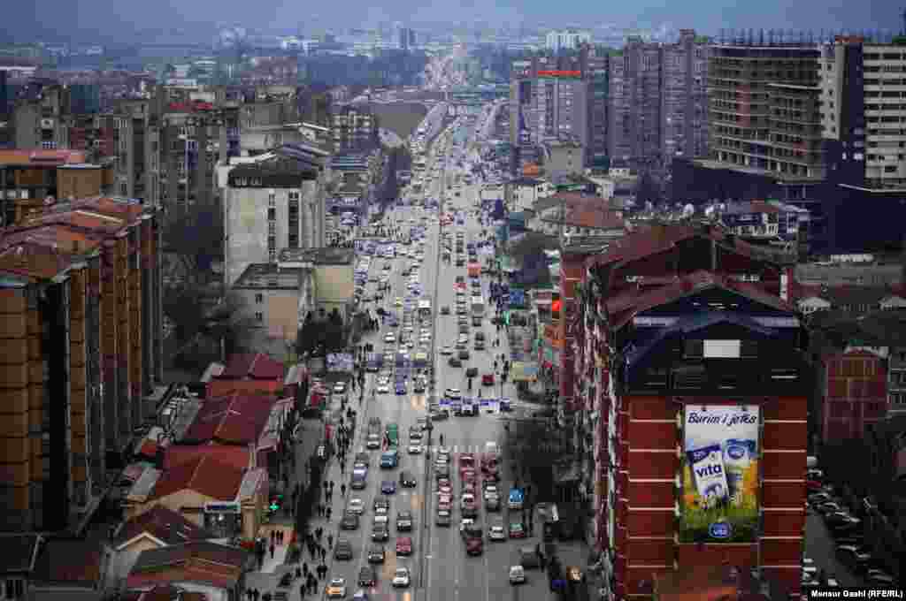 Вид на главную улицу столицы Косова Приштины. 10 февраля в городе был минус 1 градус Цельсия. Автор &ndash; местный житель Менсур Гаши