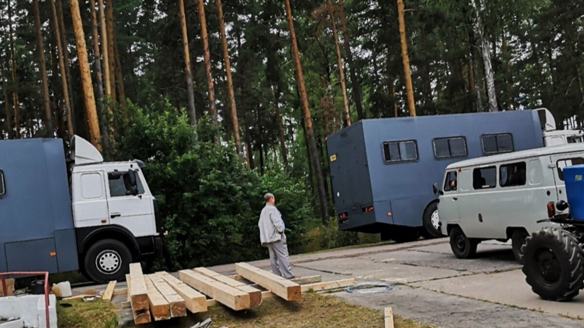 Попросили смотреть вниз, а не на солдат