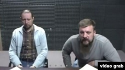 Обвиняемые по делу о контрабанде кокаина Александр Чикало (слева) и Иван Близнюк (справа) участвуют в заседании суда Буэнос-Айреса по видеосвязи из тюрьмы Маркос-Пас