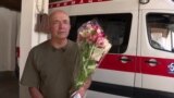 Владелец цветочного бизнеса бесплатно дарит женщинам букеты