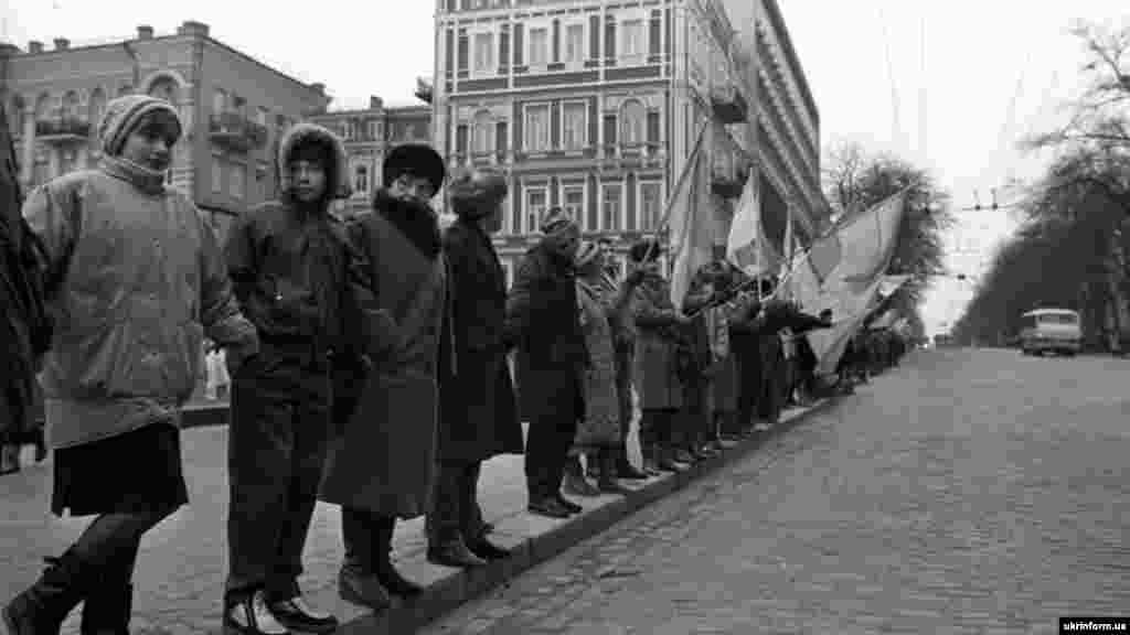 On January 21, 1990, hundreds of thousands of Ukrainians formed a human chain from the western city of Lviv to Kyiv to mark the anniversary of the signing of the Unification Act in 1919, which aimed to unify the Ukrainian People&#39;s Republic and the West Ukrainian People&#39;s Republic into a single Ukrainian state.&nbsp;