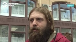 "Это они преступники, понимаете?" Актер Александр Ильин объясняет, почему стоит в пикете в поддержку Устинова