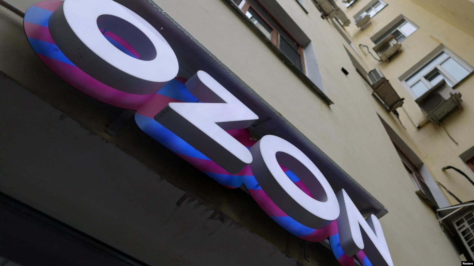 Ozon предложил продавцам размещать товары на объектах в Алматы и Астане
