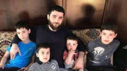 Абдулмумин Гаджиев с детьми