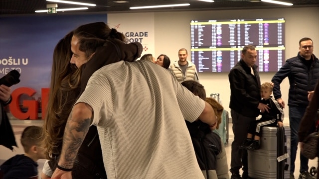 Авиакомпании меняют маршруты из-за войны в Иране, туристы из разных стран застряли за границей