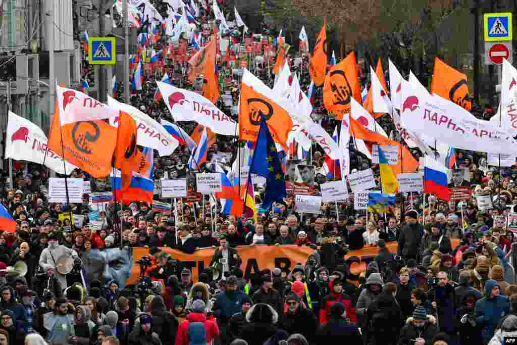 Колонна людей на Марше Немцова в Москве