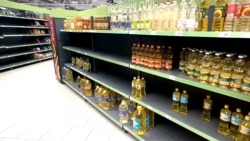 В некоторых магазинах в Киеве полупустые полки — из-за ударов России по украинским логистическим складам