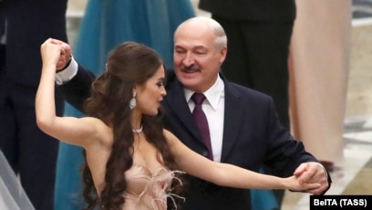 Qanday qilib biz jinsiy aloqani yashirincha suratga oldik Eshakdagi katta trans yigit