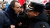"Люди против лжи и того, что происходит уже 26 лет". В Беларуси арестовывают и штрафуют тех, кто выступает против Лукашенко 