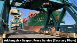 Порт Архангельск принимает судно из Китая, 2024 год
