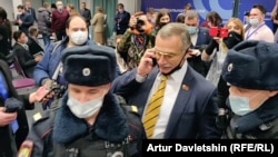 Полиция задерживает депутата Мосгордумы Михаила Тимонова на форуме "Муниципальная Россия" 13 марта 2021
