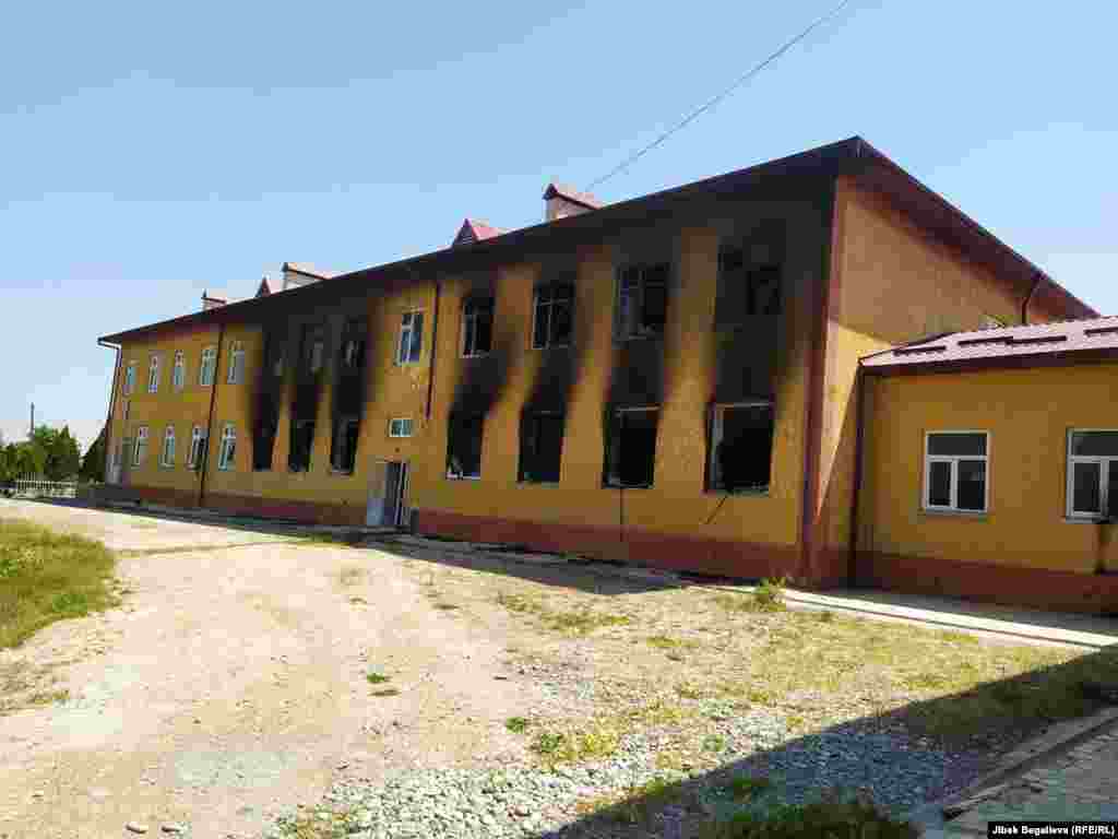 Сожженная школа в селе Максат в Кыргызстане