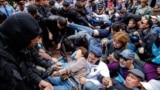 Полицейские задерживают людей на площади в центре Алматы. 9 июня 2019 года.