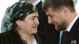 Глава Чечни Рамзан Кадыров с матерью Аймани после церемонии инаугурации в Гудермесе, 2007 год