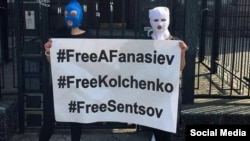 Протесты с требованиями освободить Сенцова, Кольченко и Афанасьева у здания посольства РФ в Киеве, 9 апреля 2016