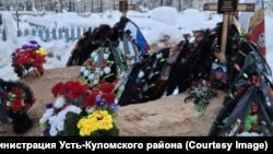 Могила отца и сына на местном кладбище