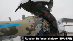 Погрузка вертолета в самолет An-124 "Руслан"