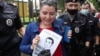 В Москве задержали более десятка участников пикета в поддержку Сафронова. Ему предъявили обвинение