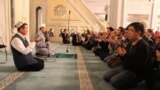 Богослов Абдишукур Нарматов молится вместе с киргизскими мигрантами в Москве, 14 февраля 2016 года