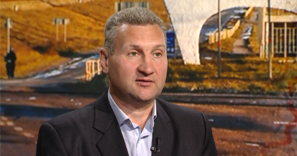 Porno video: Ogil onasining dugonasini sikadi Lezbiyenlar guruhi