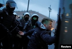 Задержание в центре Петербурга. Задержанные сообщают о травмах, нанесенных сотрудниками полиции. Фото: Reuters