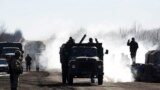 Украинские войска на выходе из Дебальцево