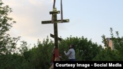 На часовню в Головинском парке в Москве устанавливают крест. Фото: группа "Храм в Головино"