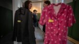 Тюремная одежда белорусских политзаключенных. На ней — желтые бирки, которыми в тюрьмах Беларуси обозначают осужденных по политическим делам